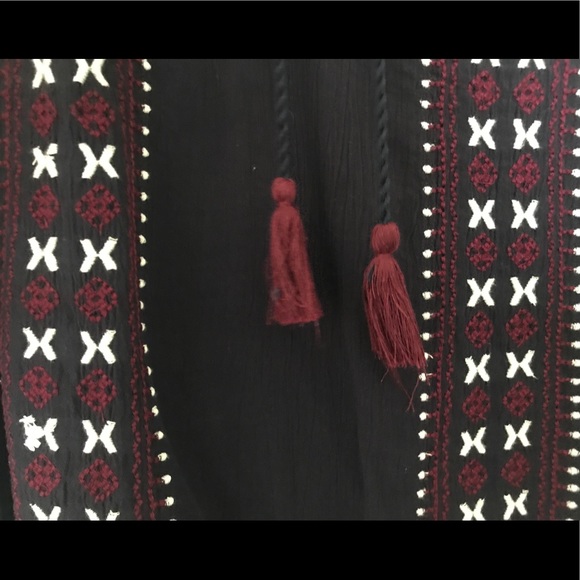 Sleeved 3/4 Crop Top - Picture 2 of 4